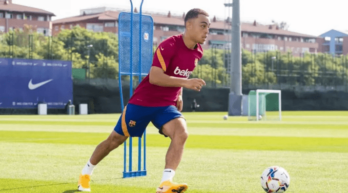 十大外围足球大平台：
巴萨欧冠首发11人浮现！梅西领衔无锋阵 1.2亿先生或成替补(图3)